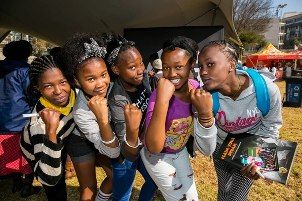 Johannesburg, Güney Afrika - 13 Haziran 2015: Bir grup genç Afrikalı kız feminist güç gösterisi için kol kaslarını esnetiyorlar