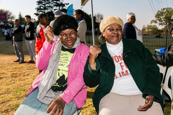 Johannesburg Südafrika Juni 2015 Gruppe Hochrangiger Afrikanischer Frauen Lässt Armmuskeln — Stockfoto