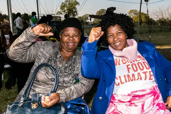 Johannesburg Südafrika Juni 2015 Gruppe Hochrangiger Afrikanischer Frauen Lässt Armmuskeln — Stockfoto