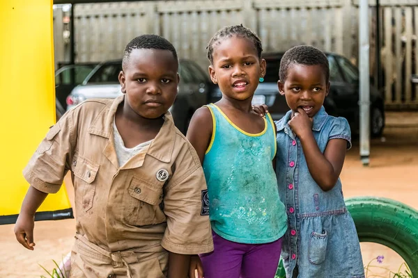Johannesburgo Sudáfrica Diciembre 2016 Tres Niños Africanos Muestran Amistad Alegría — Foto de Stock