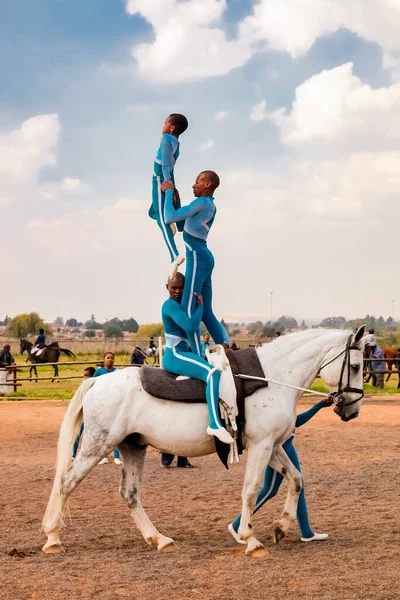 Soweto South Africa April 2012 Young African Children Performing Acrobatics — Stock Photo, Image