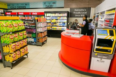 Soweto, Güney Afrika - 1 Aralık 2016: Yerel Pick n Pay marketindeki kasiyer