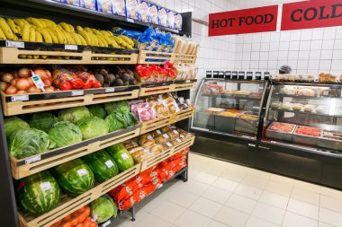 Soweto, Güney Afrika - 1 Aralık 2016: Yerel Pick n Pay marketinde tam dolu yiyecek ve ev eşyaları