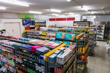 Soweto, Güney Afrika - 1 Aralık 2016: Yerel Pick n Pay marketinde tam dolu yiyecek ve ev eşyaları