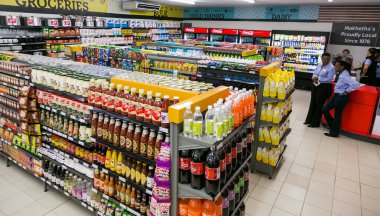 Soweto, Güney Afrika - 1 Aralık 2016: Yerel Pick n Pay marketinde tam dolu yiyecek ve ev eşyaları