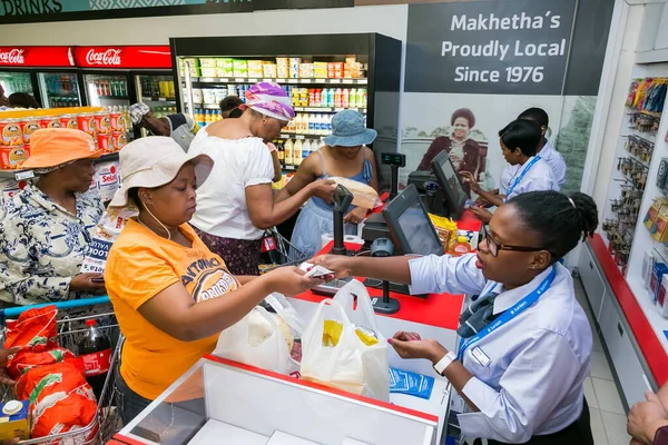 Soweto Güney Afrika Aralık 2016 Afrikalı Kasiyer Müşteri Yerel Pick — Stok fotoğraf