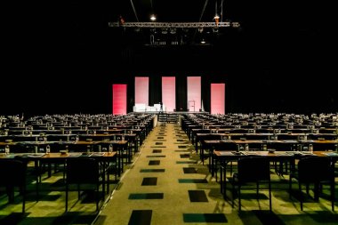 Büyük Konferans Konferans Salonunda boş sandalyeler