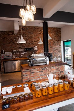 Johannesburg, Güney Afrika - 13 Aralık 2012: Boş kafe ve fırında satılık çeşitli ev yapımı ürünler