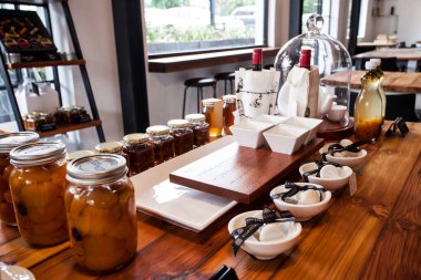 Johannesburg, Güney Afrika - 13 Aralık 2012: Boş kafe ve fırında satılık çeşitli ev yapımı ürünler