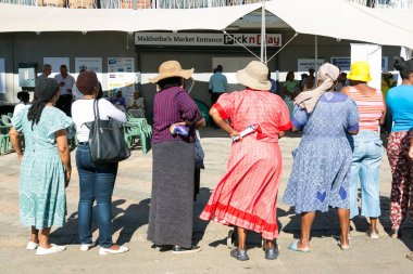 Soweto, Güney Afrika - 1 Aralık 2016: Müşteriler yerel Pick n Pay marketinin girişinde sıra bekliyorlar 