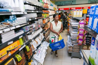 Soweto, Güney Afrika - 1 Aralık 2016: Afrikalı müşteriler yerel Pick n Pay süpermarketinden alışveriş yapıyorlar