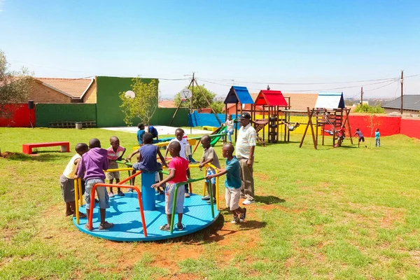 Soweto Sudáfrica Diciembre 2010 Niños Africanos Jugando Alegre Dar Vuelta — Foto de Stock