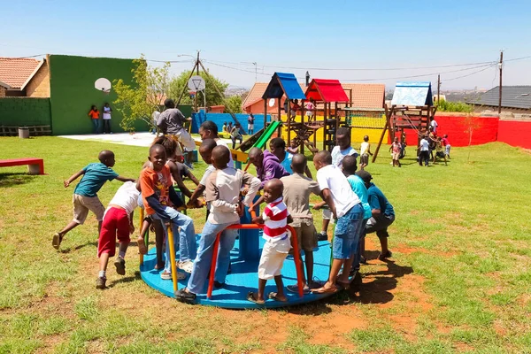 Soweto Sudáfrica Diciembre 2010 Niños Africanos Jugando Alegre Dar Vuelta — Foto de Stock