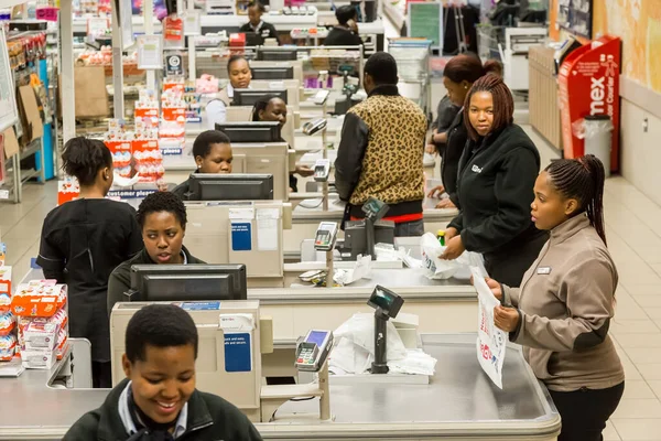 Johannesburgo Sudáfrica Febrero 2017 Cajeros Africanos Caja Tienda Comestibles Supermercados —  Fotos de Stock