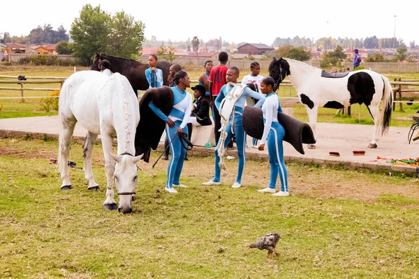 Soweto Dél Afrika 2012 Április Fiatal Afrikai Lovagló Gyerekek Lovas — Stock Fotó