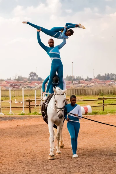 Soweto South Africa April 2012 Young African Children Performing Acrobatics — 图库照片