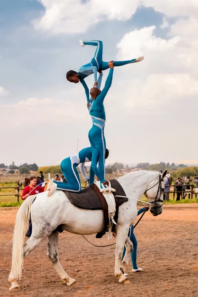 Soweto South Africa April 2012 Young African Children Performing Acrobatics — 图库照片