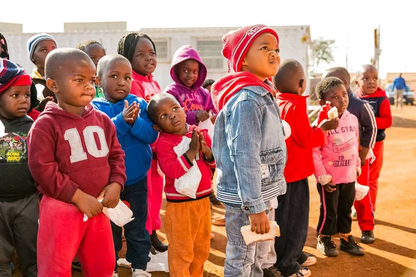 Soweto Sydafrika Juli 2016 Unga Afrikanska Förskolebarn Äter Smörgåsar Lekplatsen — Stockfoto