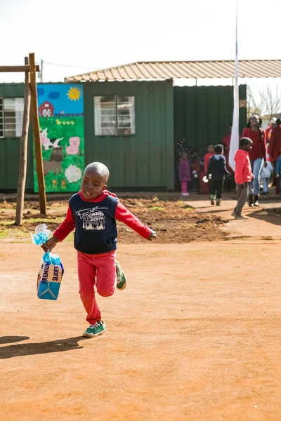 Соуэто Юар Июля 2016 Года Молодые Африканские Дошкольники Бегают Буханкой — стоковое фото