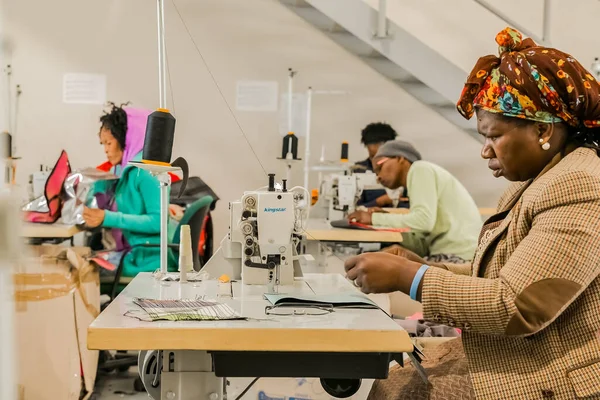 Johannesburg, Güney Afrika - 2 Mayıs 2017: Afrikalı kadın terziler dikiş makinesinde el yapımı giysiler üzerinde çalışıyorlar 