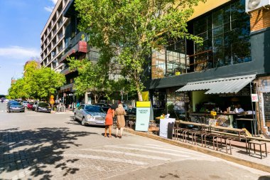 Johannesburg, Güney Afrika - 25 Ekim 2016: Johannesburg merkez iş bölgesinde Moboneng bölgesinde sokak kafe ve restoranlar