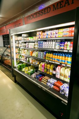 Soweto, Güney Afrika - 15 Şubat 2017: Lokal Pick n Pay marketinde tam stoklanmış yiyecek ve ev eşyaları