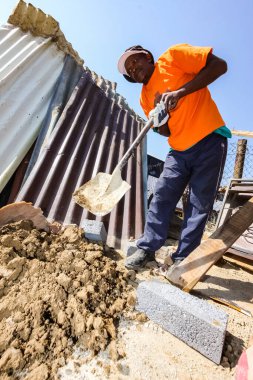 Soweto, Güney Afrika - 05 Eylül 2009: Yerel bir kasabada küçük, ekonomik bir ev inşa edilmesine yardımcı olan Toplum Yardım Programı