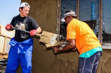 Soweto, Güney Afrika - 05 Eylül 2009: Çeşitli Toplum Yardım Programı yerel bir kasabada küçük, ekonomik bir ev inşa edilmesine yardımcı oluyor