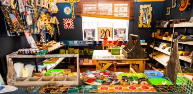 Johannesburg, Güney Afrika - 5 Aralık 2012: Seramik ve porselen sanatları ve el sanatları mağazasının içi