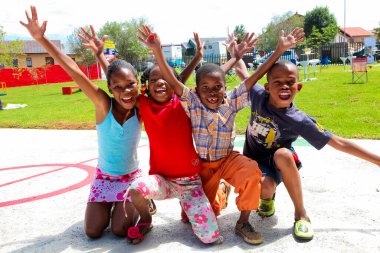 Soweto, Güney Afrika - 11 Aralık 2010: Afrikalı çocuklar yerel halk parkında poz veriyorlar