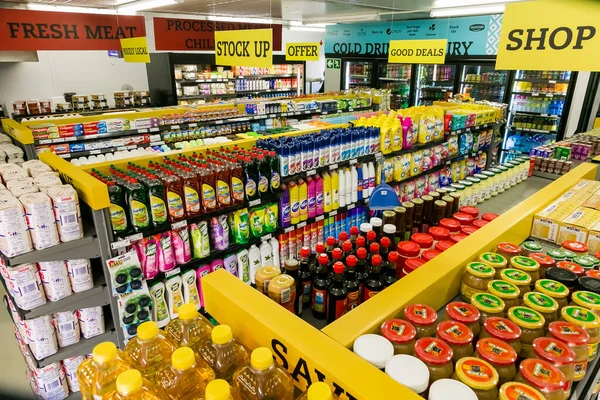 Soweto, Güney Afrika - 15 Şubat 2017: Lokal Pick n Pay marketinde tam stoklanmış yiyecek ve ev eşyaları