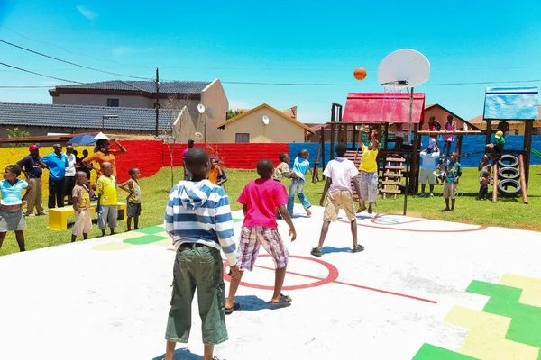 Soweto Sudáfrica Diciembre 2010 Niños Africanos Jugando Una Cancha Pública — Foto de Stock