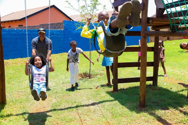 Soweto South Africa December 2010 African Kids Playing Swings Local — Stock Photo, Image