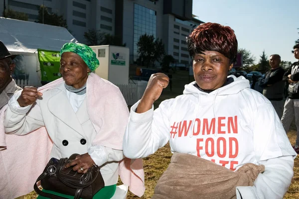 Johannesburg Südafrika Juni 2015 Gruppe Hochrangiger Afrikanischer Frauen Lässt Armmuskeln — Stockfoto