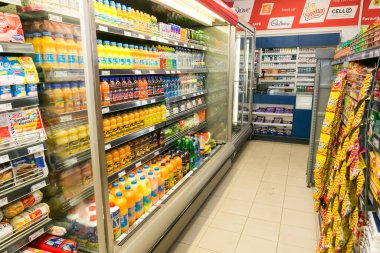 Johannesburg, Güney Afrika - 24 Şubat 2016: Yerel Pick n Pay marketinde tam dolu yiyecek ve ev eşyaları