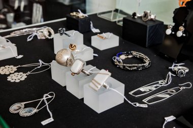 Johannesburg, Güney Afrika - 05 Aralık 2012: Mağazada el yapımı özel tasarım mücevherler sergileniyor