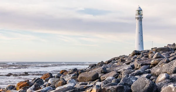 Güney Afrika 'da Cape Town' da Kommetjie kasabası yakınlarındaki Slangkop Deniz Feneri