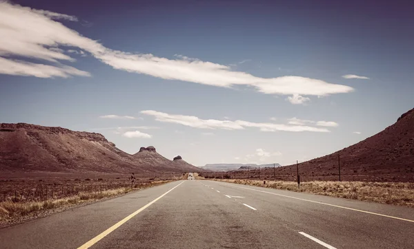 Güney Afrika Karoo bölgesinde boş bir karayolu manzarası 
