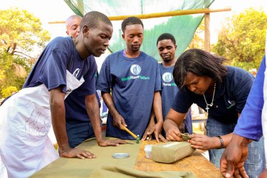 Soweto, Güney Afrika - 16 Nisan 2012: Çiftlikte at nalı tamir araçları üzerinde çalışan Farriers