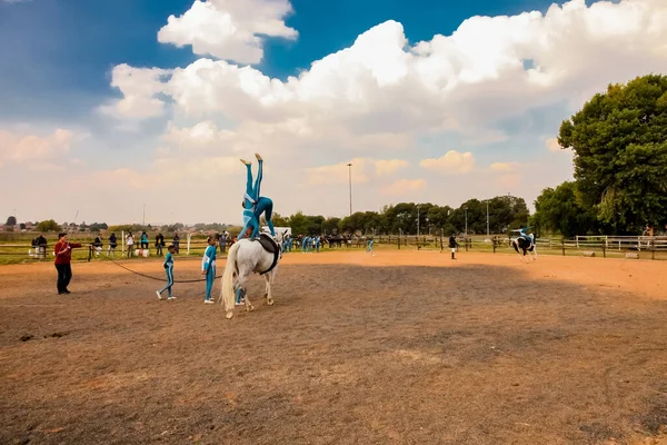 Soweto South Africa April 2012 Young African Children Performing Acrobatics — 图库照片