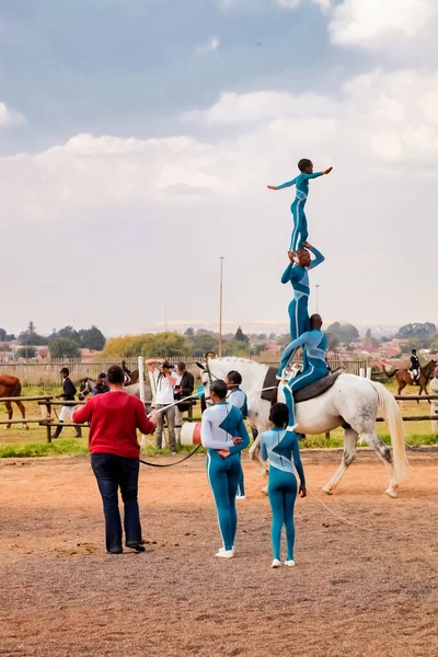 Soweto South Africa April 2012 Young African Children Performing Acrobatics — 图库照片