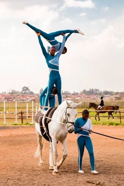 Soweto South Africa April 2012 Young African Children Performing Acrobatics — 图库照片