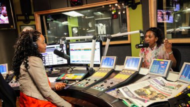 Johannesburg, Güney Afrika - 3 Eylül 2010: Afrikalı Kadın Konuklar canlı radyo programında röportaj yapıyorlar 