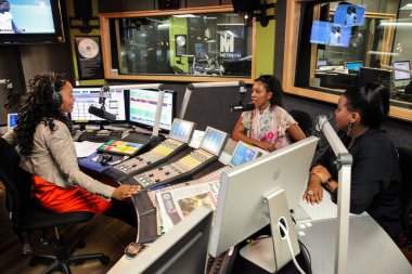 Johannesburg, Güney Afrika - 3 Eylül 2010: Afrikalı Kadın Konuklar canlı radyo programında röportaj yapıyorlar 