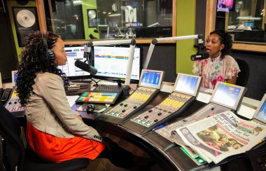 Johannesburg, Güney Afrika - 3 Eylül 2010: Afrikalı Kadın Konuklar canlı radyo programında röportaj yapıyorlar 