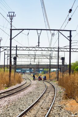 Soweto, Güney Afrika - 08 Eylül 2018: Soweto, Johannesburg 'un kalbinden geçen banliyö treni