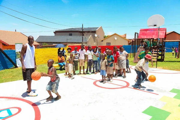 Soweto Sudáfrica Diciembre 2010 Niños Africanos Jugando Una Cancha Pública — Foto de Stock