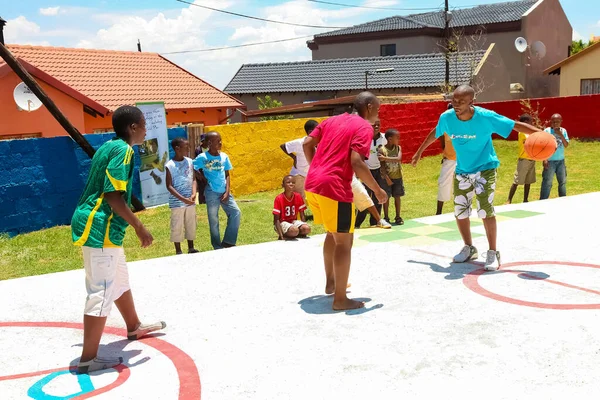 Soweto África Sul Dezembro 2010 Crianças Africanas Jogando Quadra Basquete — Fotografia de Stock