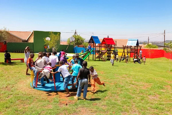 Soweto Sudáfrica Diciembre 2010 Niños Africanos Jugando Alegre Dar Vuelta — Foto de Stock