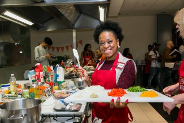 Johannesburg, Güney Afrika - 05 Ekim 2017: Genç Afrikalı kadınlar yemek pişirme ve pişirme kursunda öğreniyor